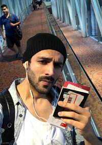kartik aaryan 8